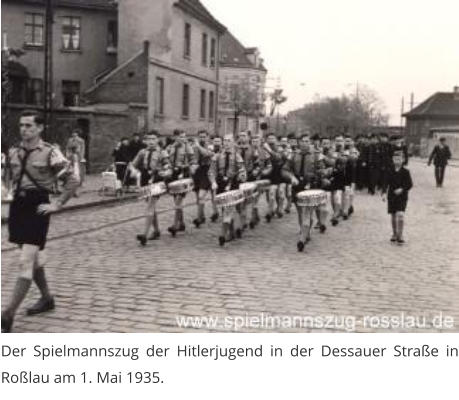 Der Spielmannszug der Hitlerjugend in der Dessauer Straße in Roßlau am 1. Mai 1935.